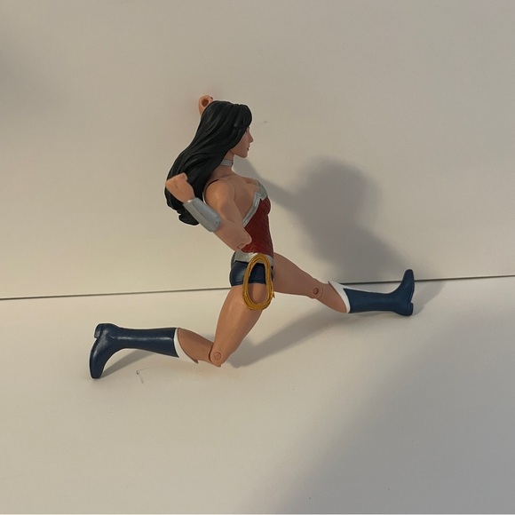 DC Collectibles WONDER WOMAN Justice League Essential Action Figure Super Hero - Picture 8 of 10